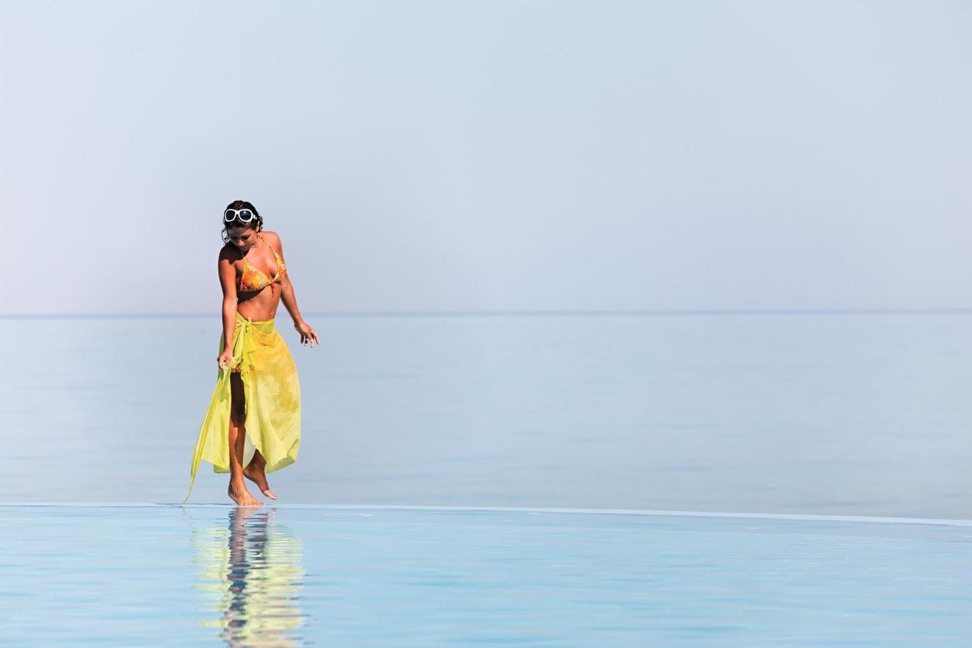モーベンピック リゾート エル ソフナ アインソフナ エクステリア 写真 A woman in a sarong