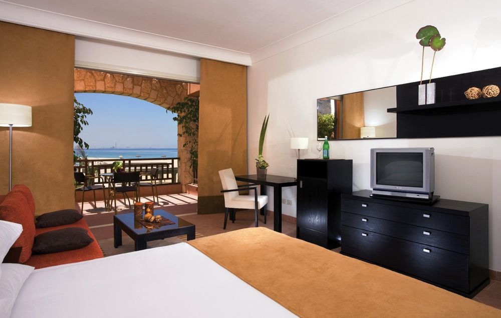 モーベンピック リゾート エル ソフナ アインソフナ エクステリア 写真 A room at the Hilton Sharm El Sheikh
